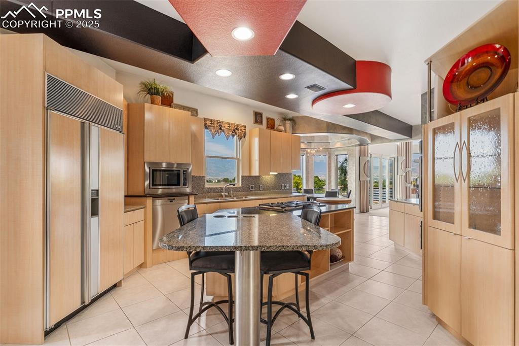 Image 10 of 44: Kitchen