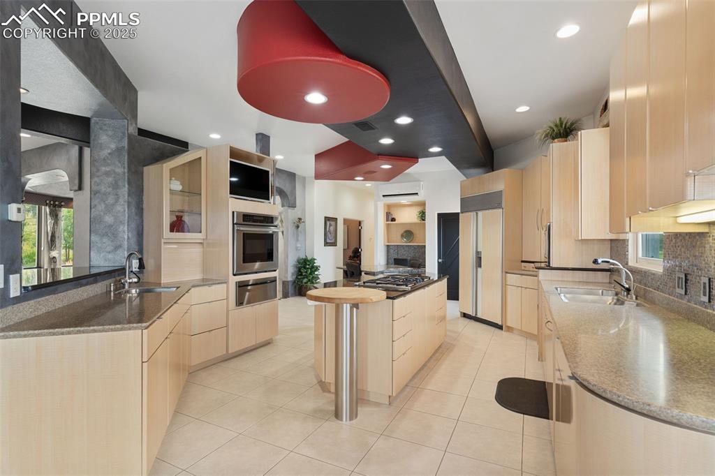 Image 12 of 44: Kitchen