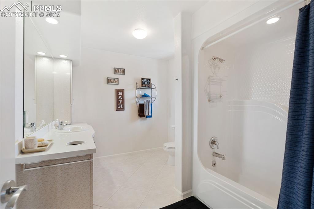 Image 29 of 44: Upper level bedroom ensuite 