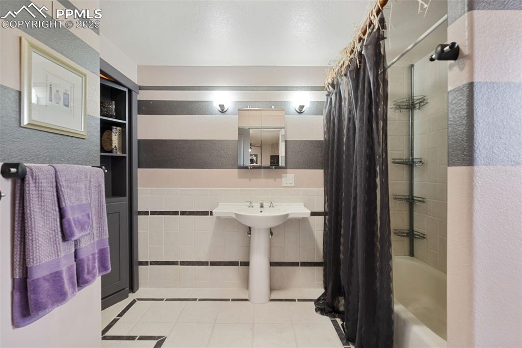 Image 31 of 44: Basement ensuite