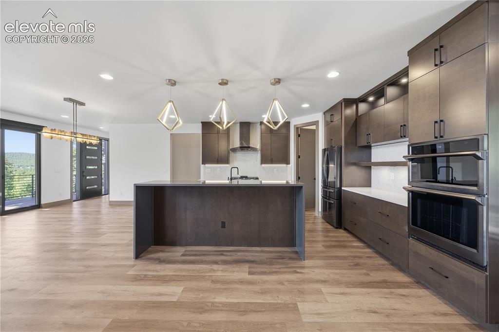 Image 11 of 50: Kitchen