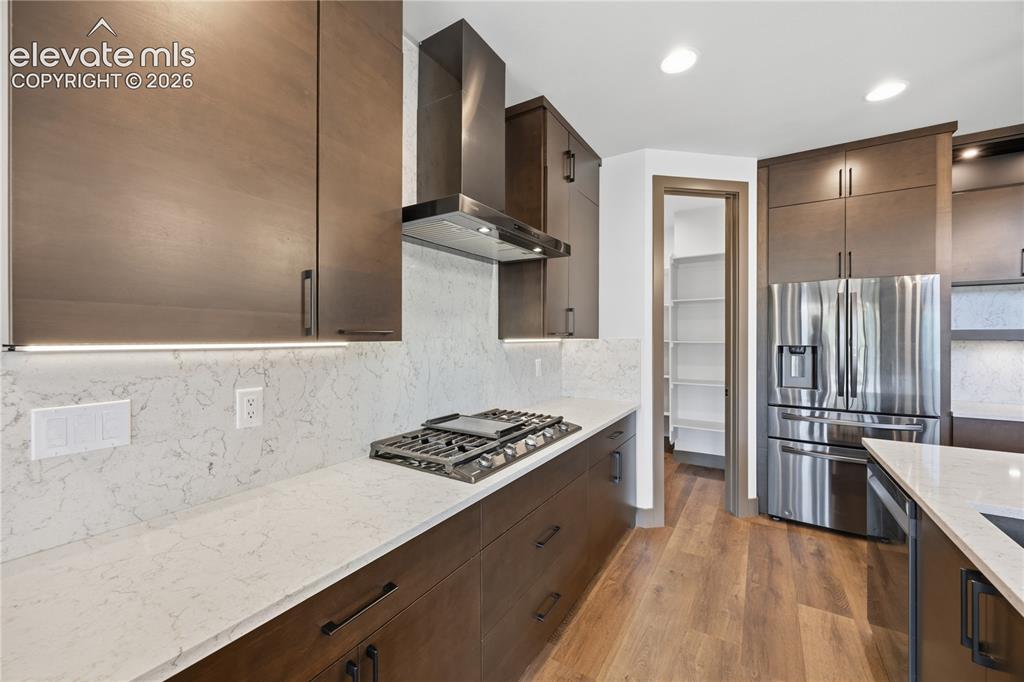 Image 15 of 50: Kitchen