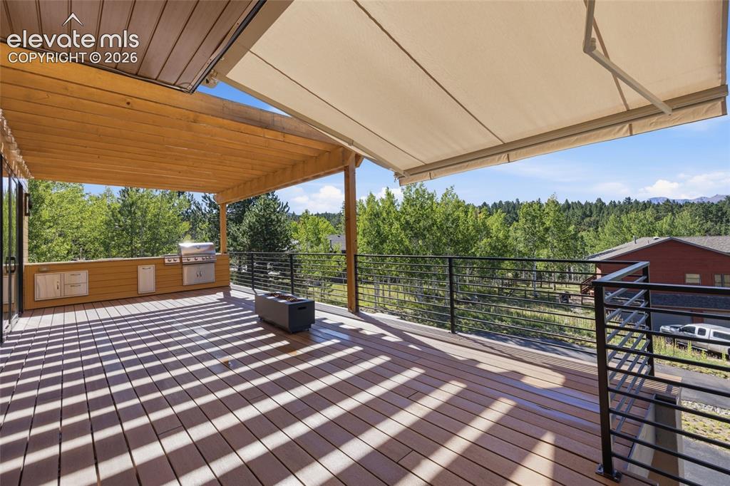 Image 6 of 50: Deck