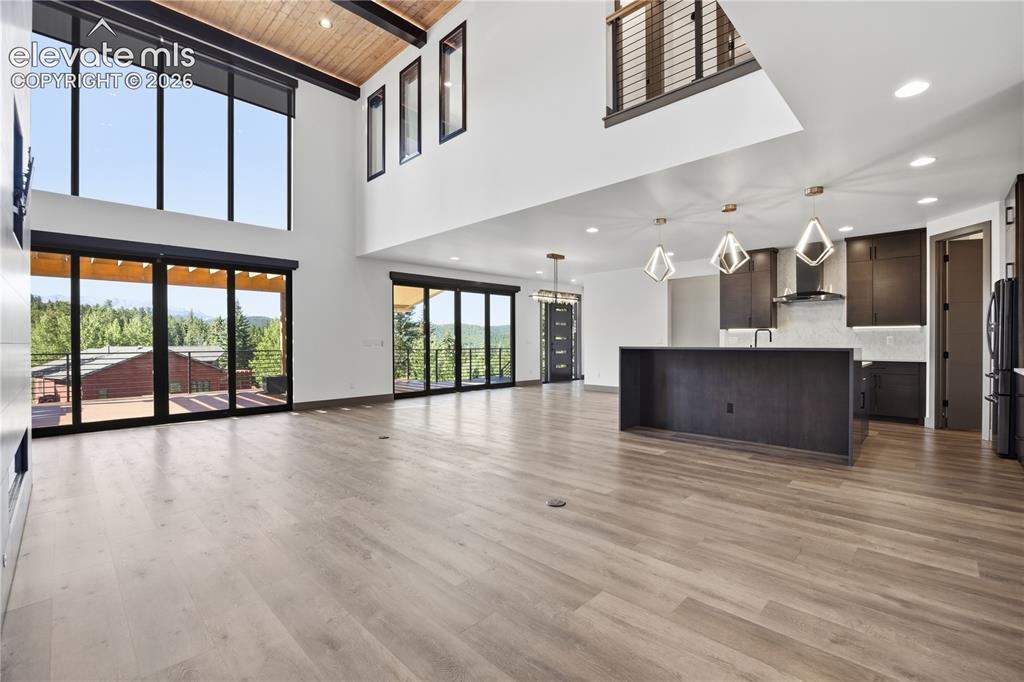 Image 8 of 50: Living Room