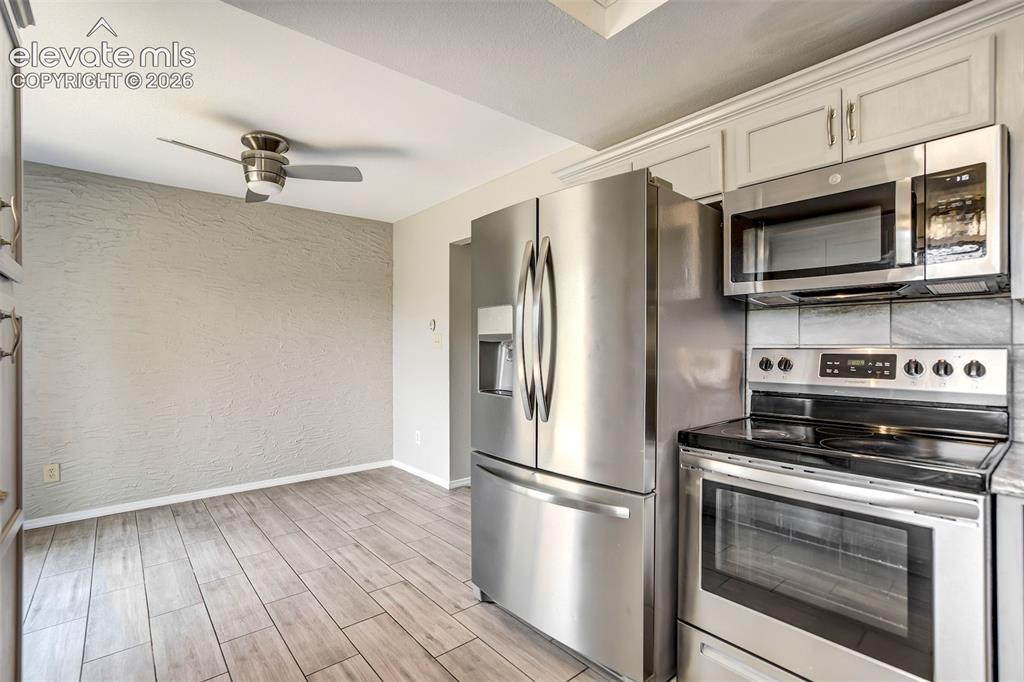 Image 13 of 41: Kitchen