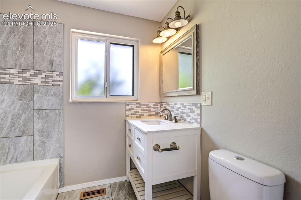 Image 18 of 41: Bathroom