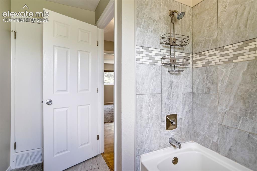 Image 19 of 41: Bathroom