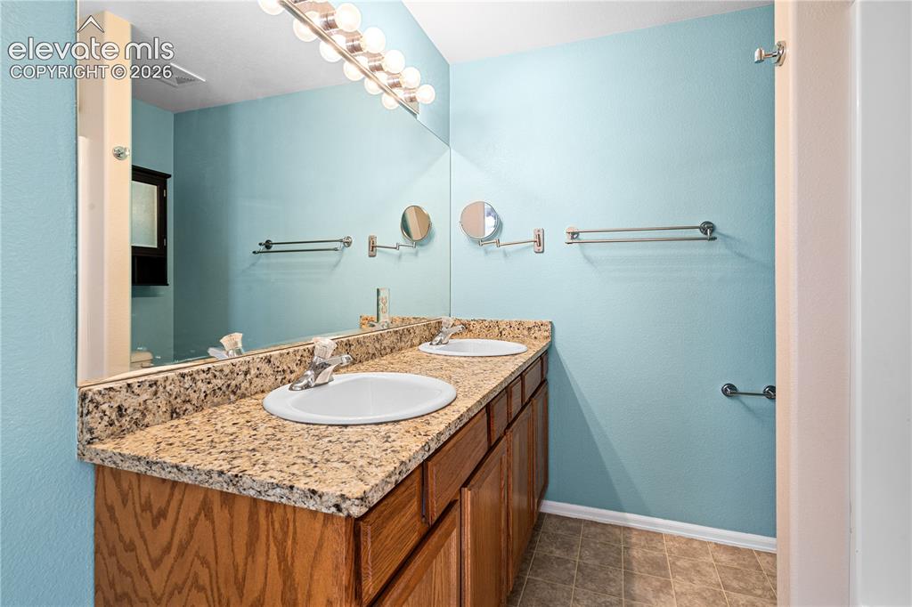 Image 14 of 27: Bathroom
