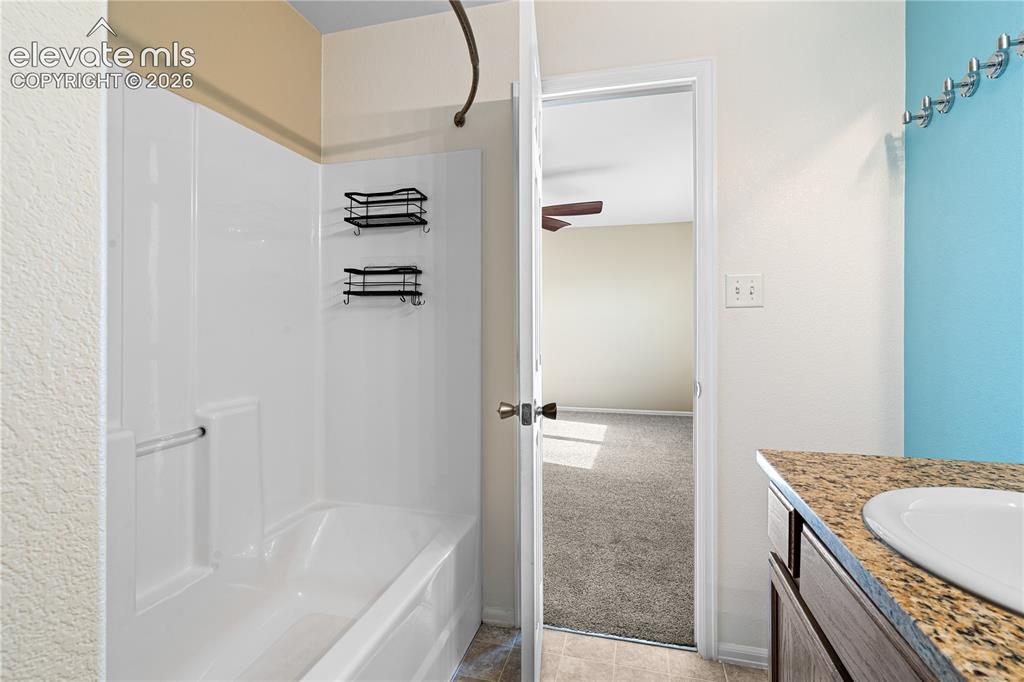 Image 15 of 27: Bathroom