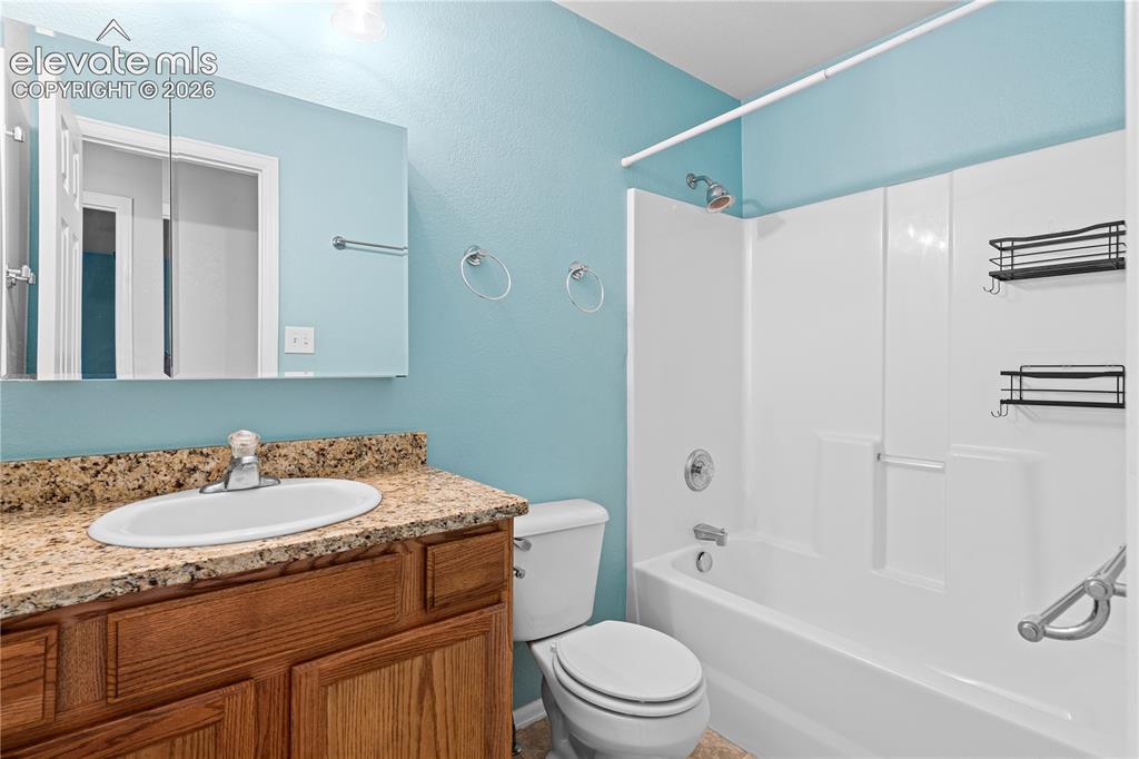 Image 17 of 27: Bathroom