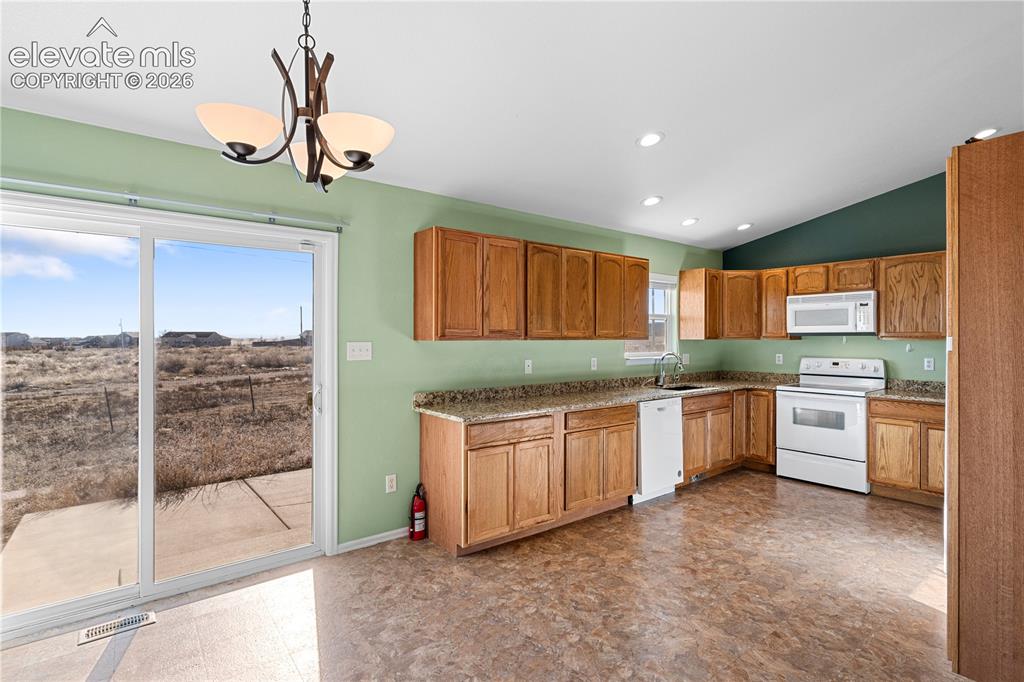Image 7 of 27: Kitchen