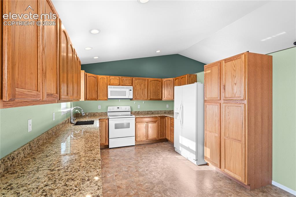 Image 8 of 27: Kitchen