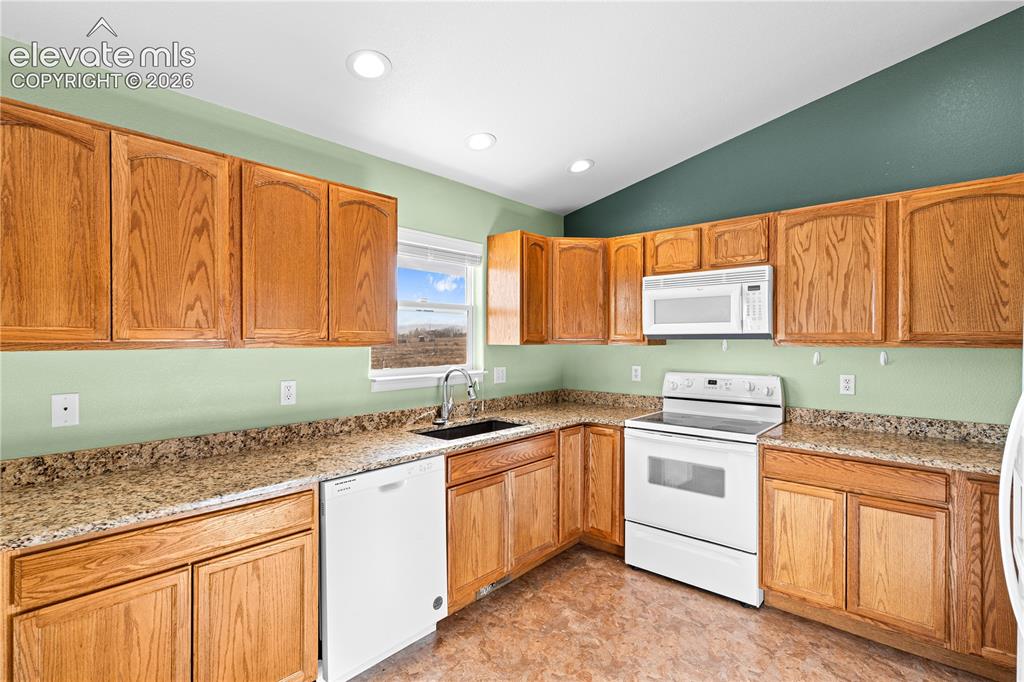 Image 9 of 27: Kitchen