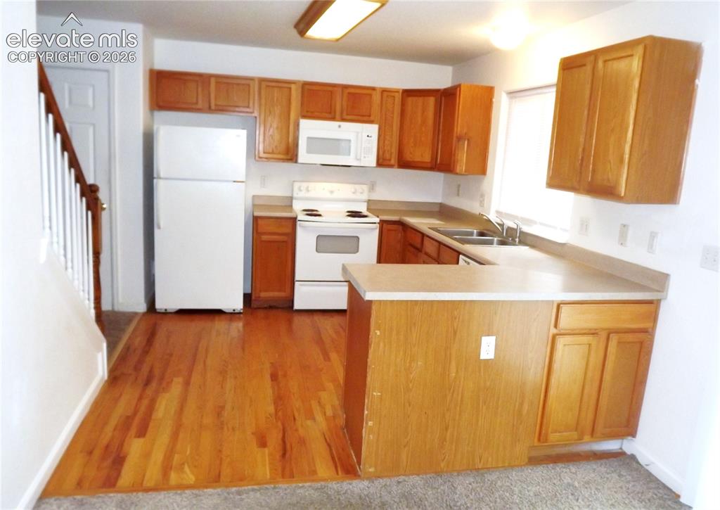 Image 10 of 19: Kitchen