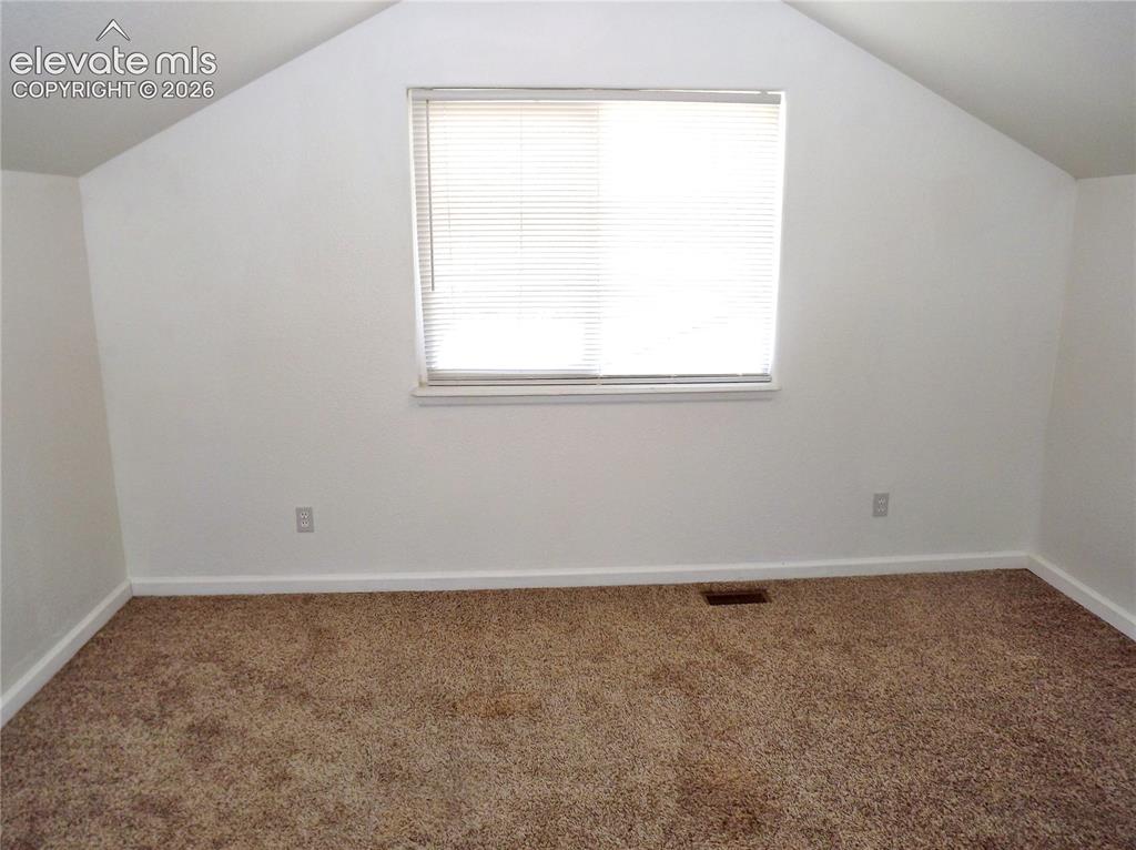 Image 14 of 19: Bedroom