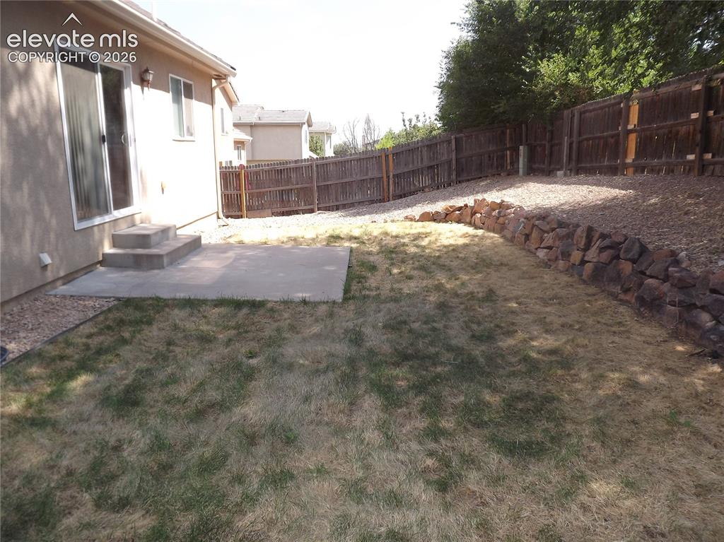 Image 18 of 19: Yard