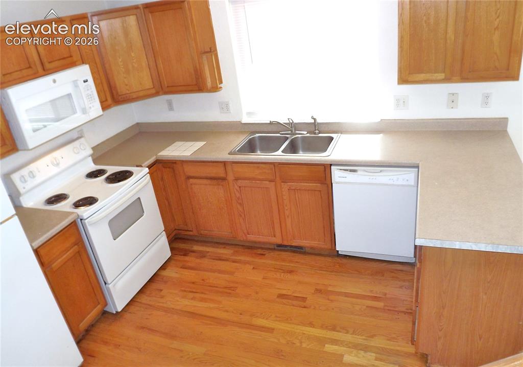Image 7 of 19: Kitchen