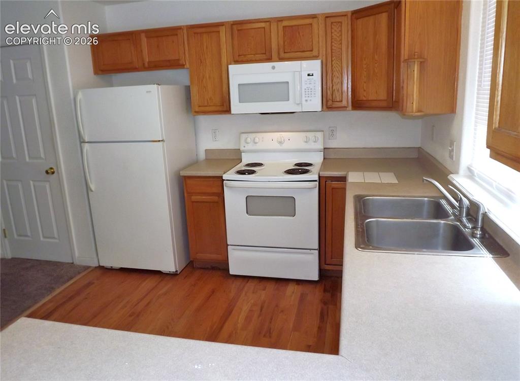 Image 8 of 19: Kitchen