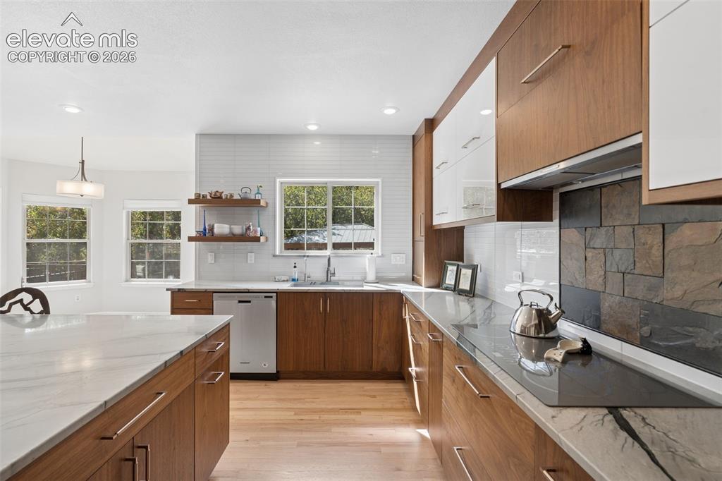 Image 14 of 50: Kitchen