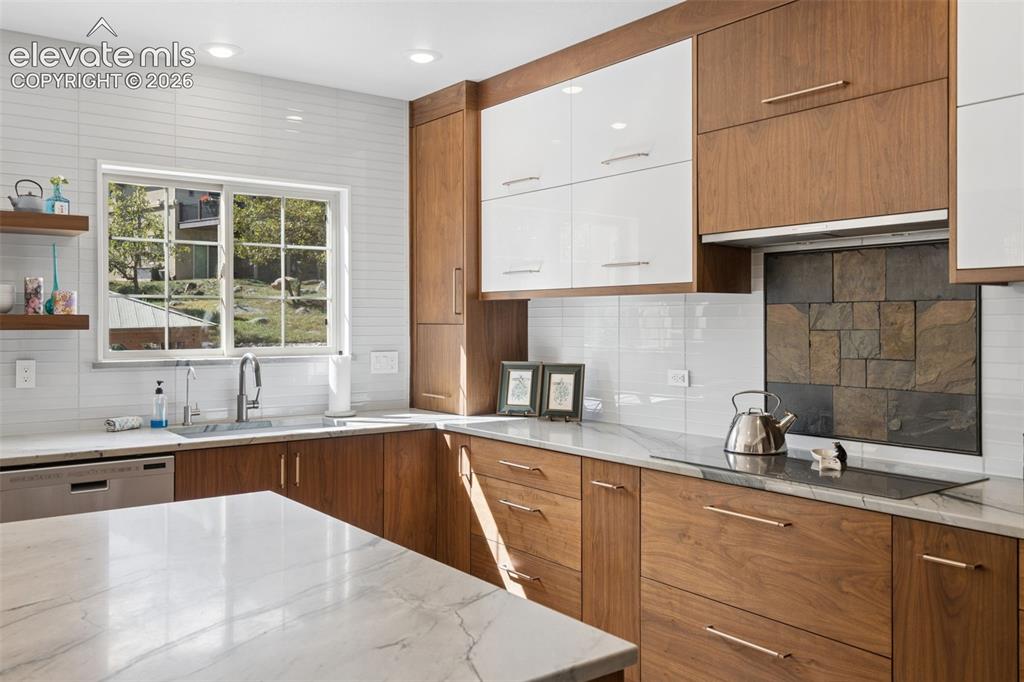 Image 15 of 50: Kitchen