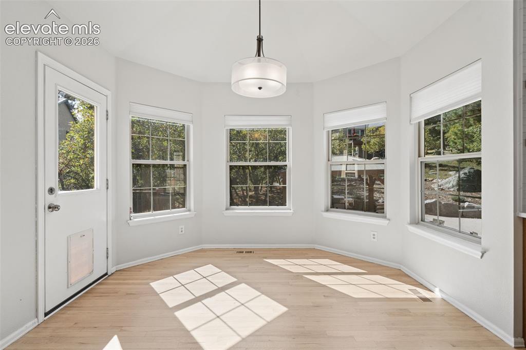 Image 17 of 50: Dining Area