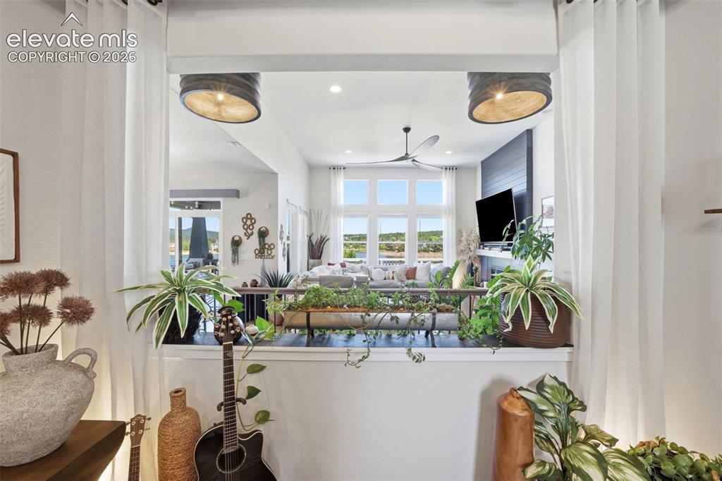Image 5 of 50: Piano/formal dining room