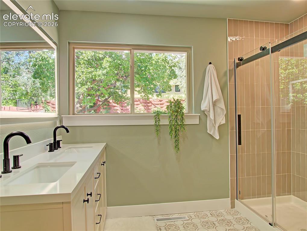 Image 13 of 23: Bathroom