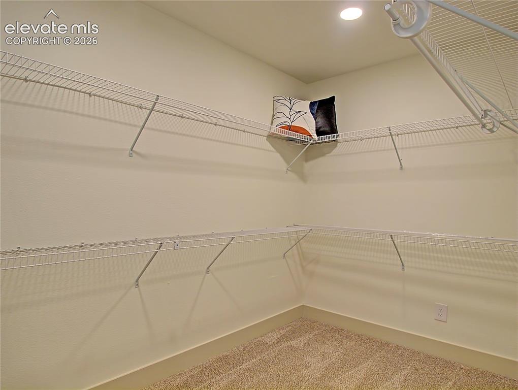 Image 20 of 23: Closet