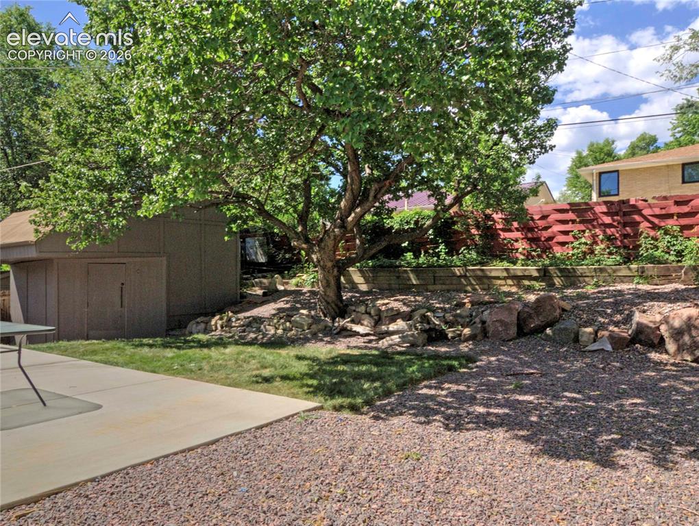 Image 22 of 23: Yard