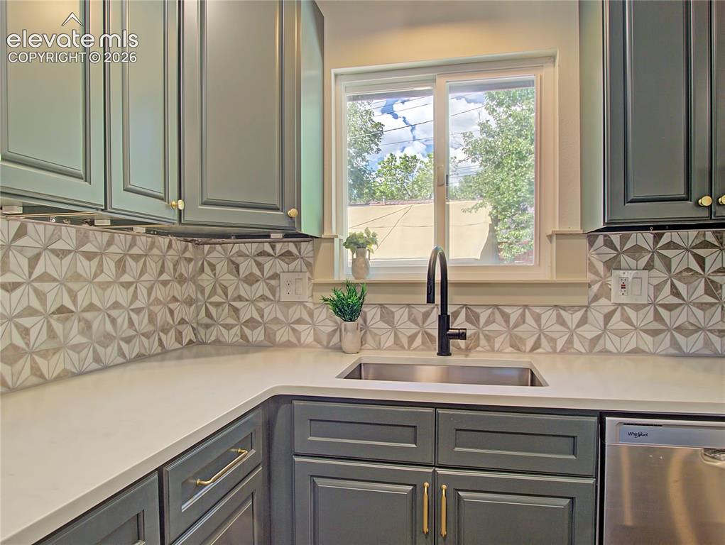Image 7 of 23: Kitchen
