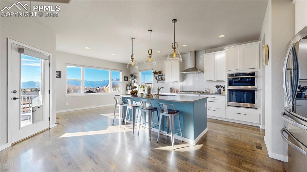 Image 10 of 50: Kitchen