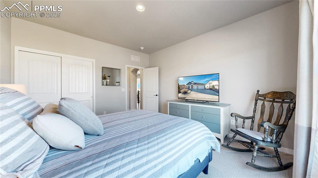 Image 16 of 50: Bedroom