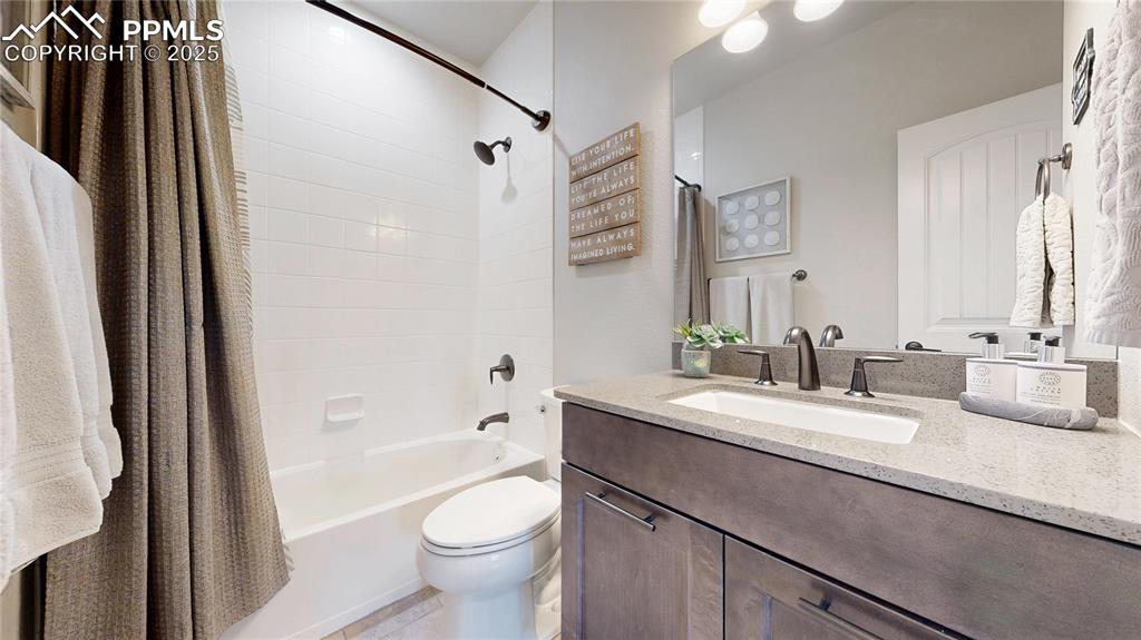 Image 17 of 50: Bathroom