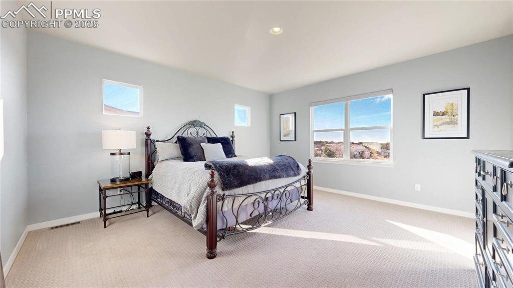 Image 18 of 50: Bedroom