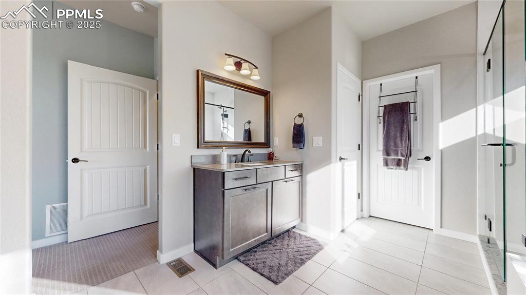 Image 22 of 50: Bathroom