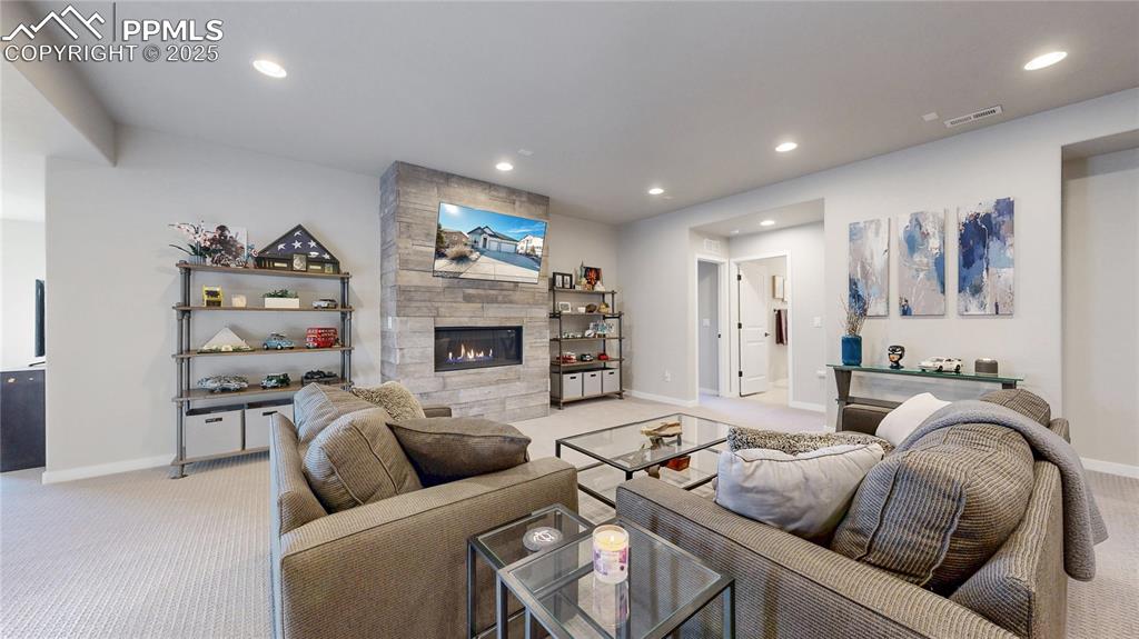 Image 26 of 50: Living Room