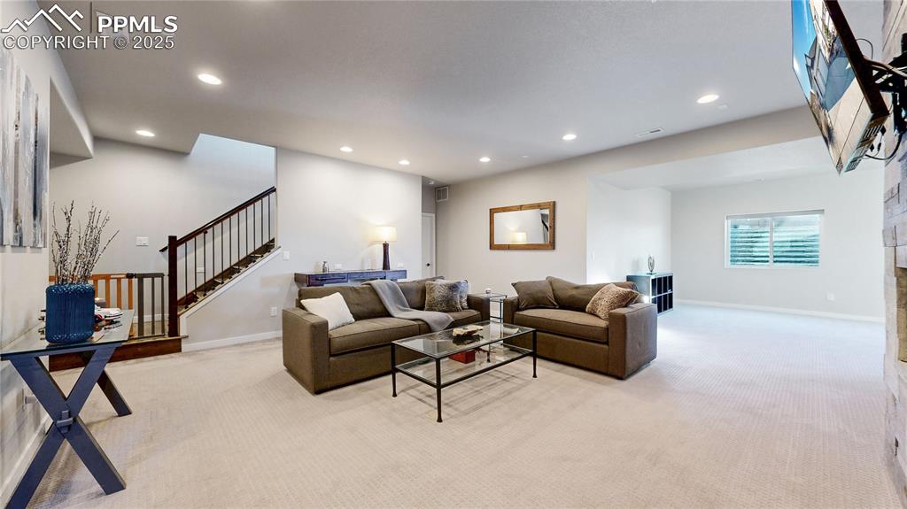 Image 28 of 50: Living Room