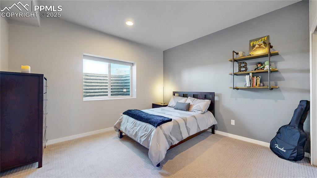 Image 29 of 50: Bedroom