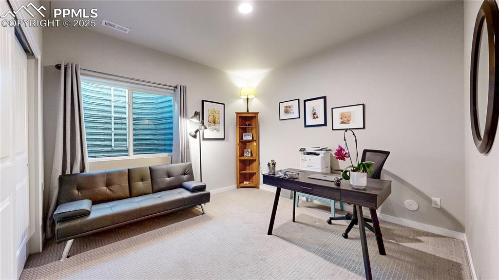 Image 31 of 50: Office