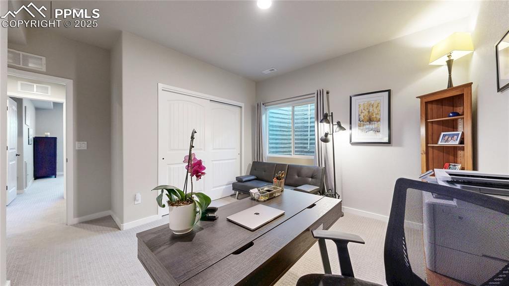 Image 32 of 50: Office