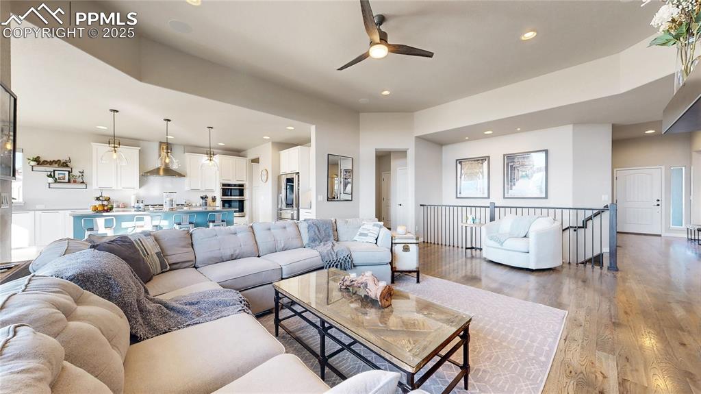 Image 4 of 50: Living Room