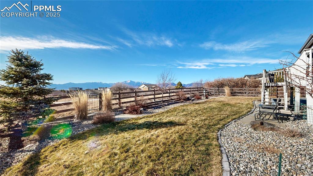 Image 47 of 50: Yard