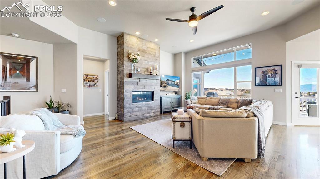 Image 5 of 50: Living Room