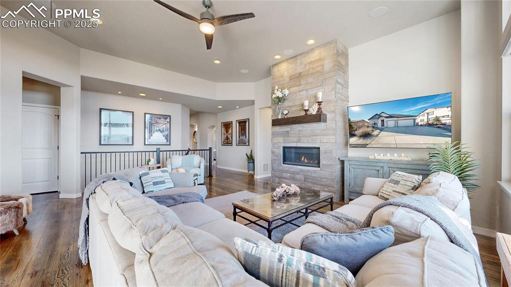 Image 6 of 50: Living Room