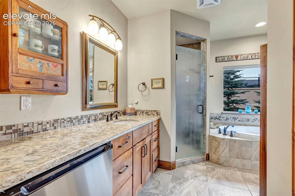 Image 19 of 46: Bathroom