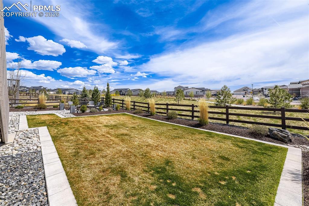 Image 40 of 41: Deck