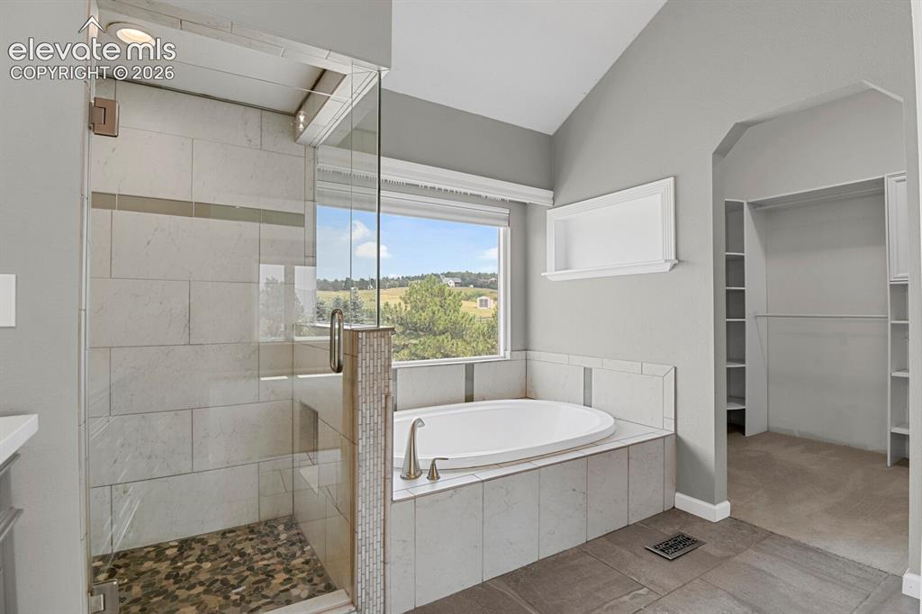 Image 15 of 35: Large soaking tub & walk-in closet