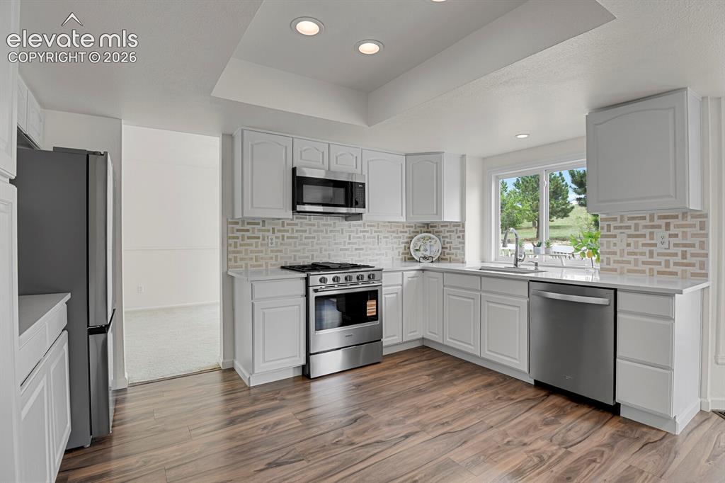 Image 4 of 35: Stylish marble backsplash