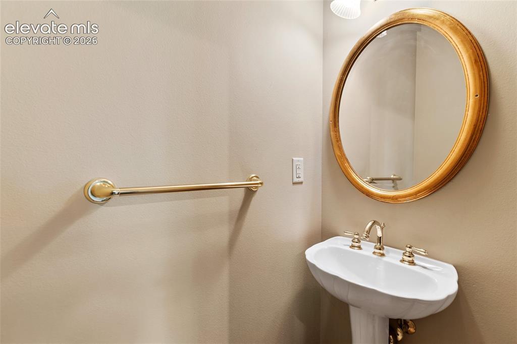 Image 11 of 17: Bathroom