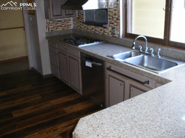 Image 11 of 27: Kitchen